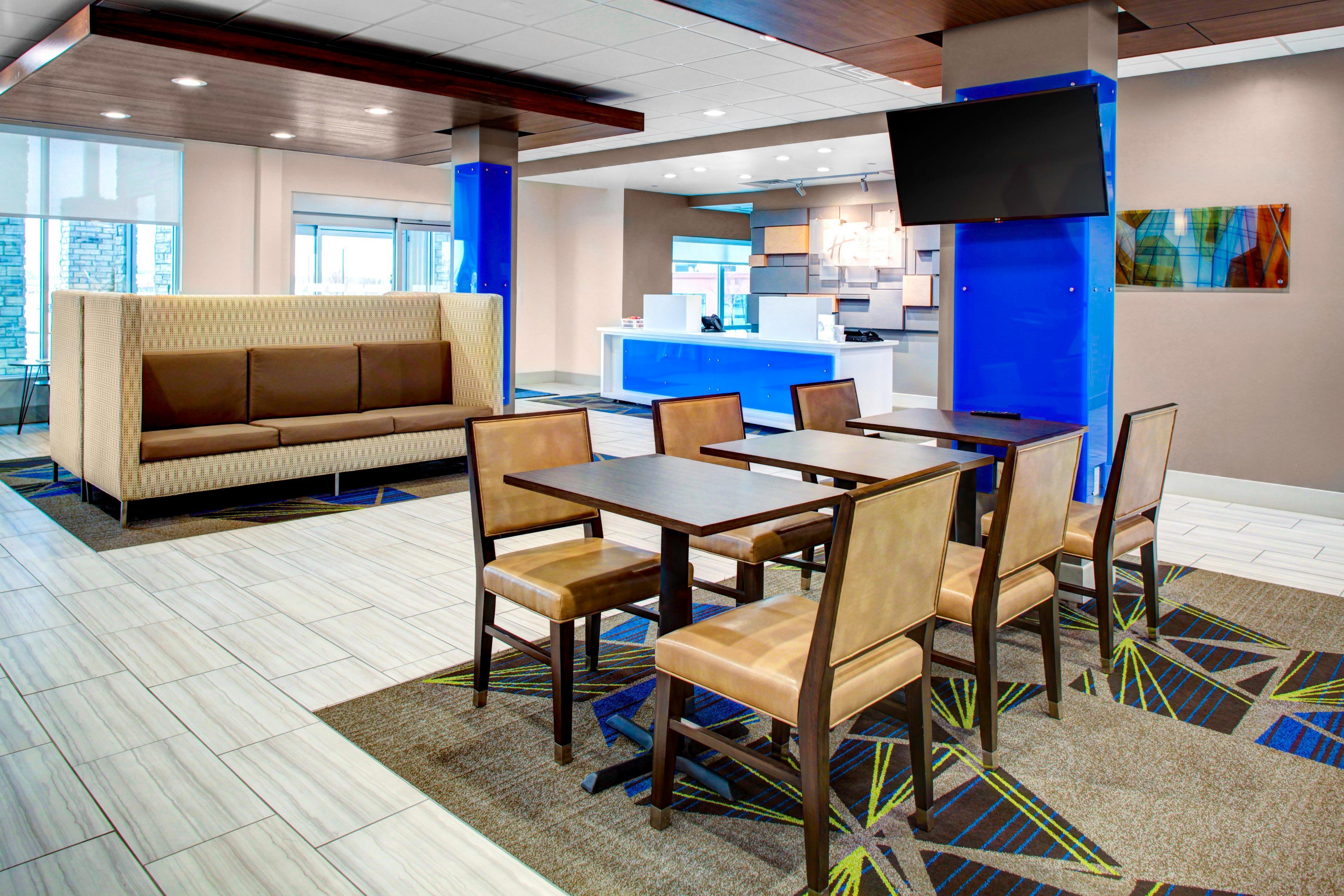 Holiday Inn Express & Suites Coldwater By Ihg Exterior photo