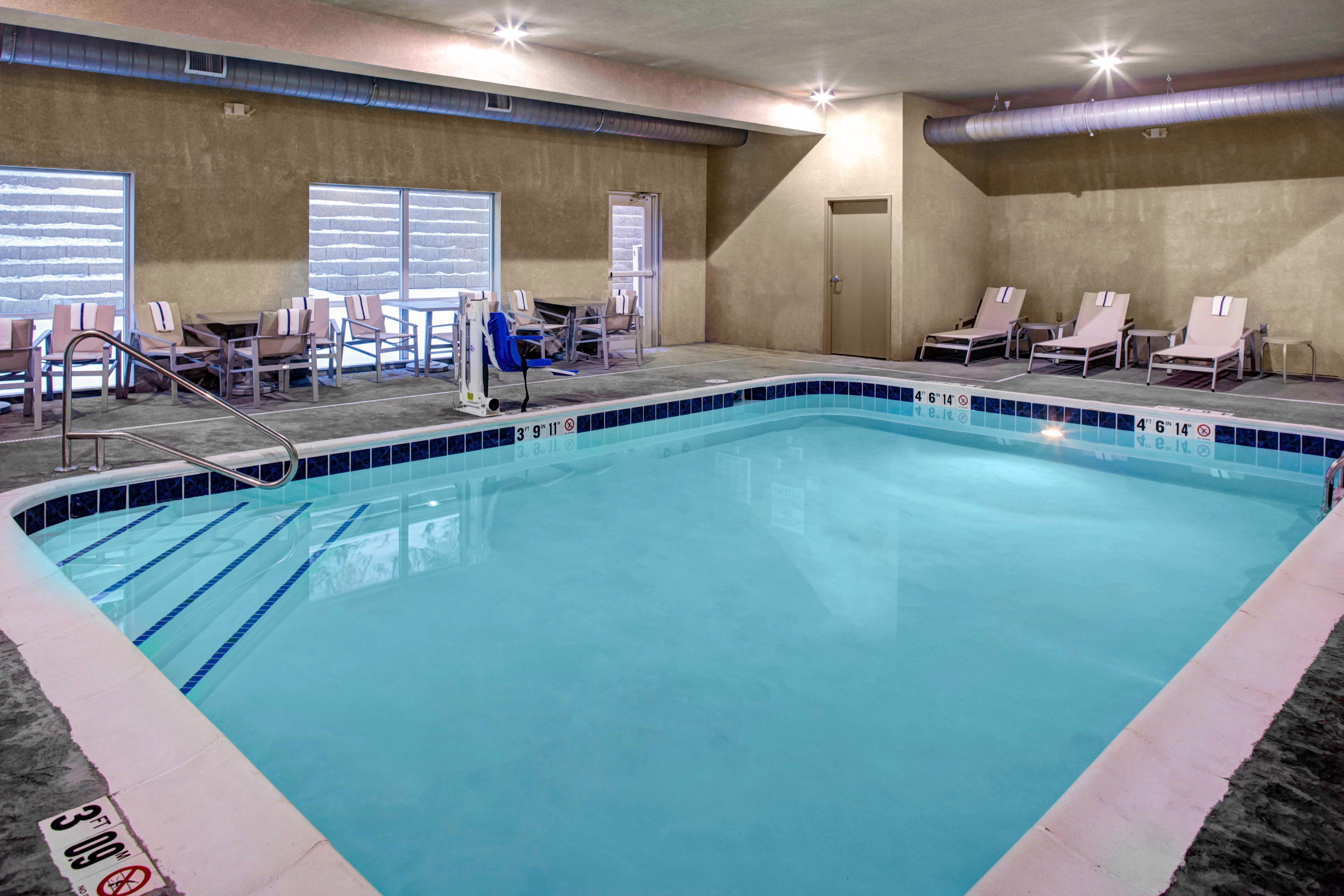 Holiday Inn Express & Suites Coldwater By Ihg Exterior photo